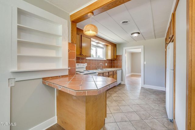 402 University Parkway, Johnson City, TN 37604