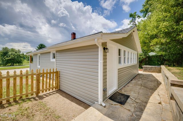 402 University Parkway, Johnson City, TN 37604