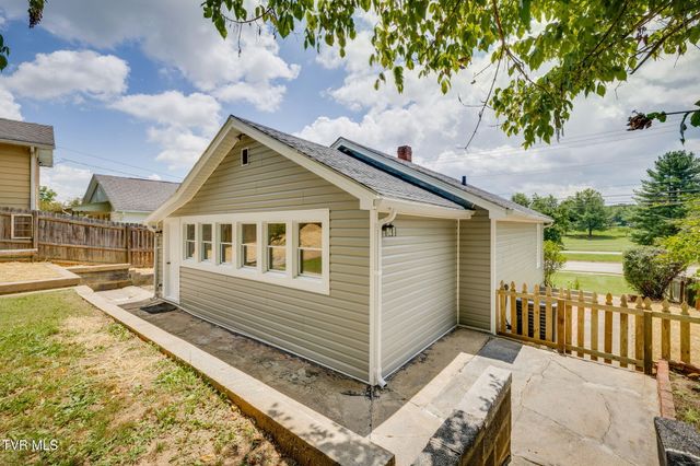 402 University Parkway, Johnson City, TN 37604