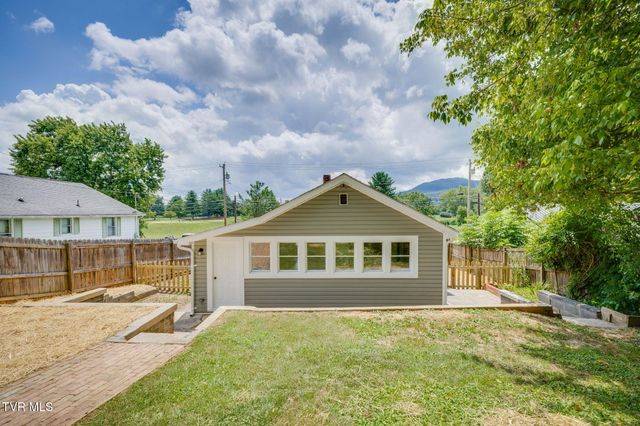 402 University Parkway, Johnson City, TN 37604