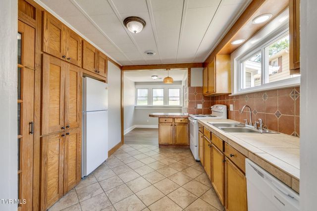 402 University Parkway, Johnson City, TN 37604