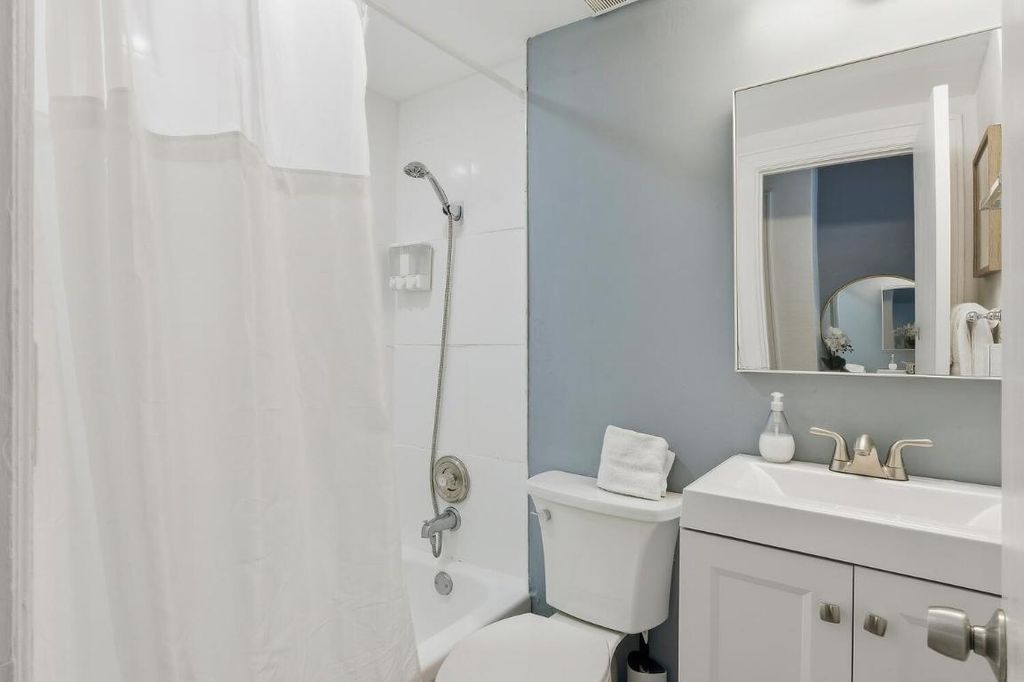 Image 11 of property listing at 235 Sunrise Avenue 2259, Palm Beach, FL 33480