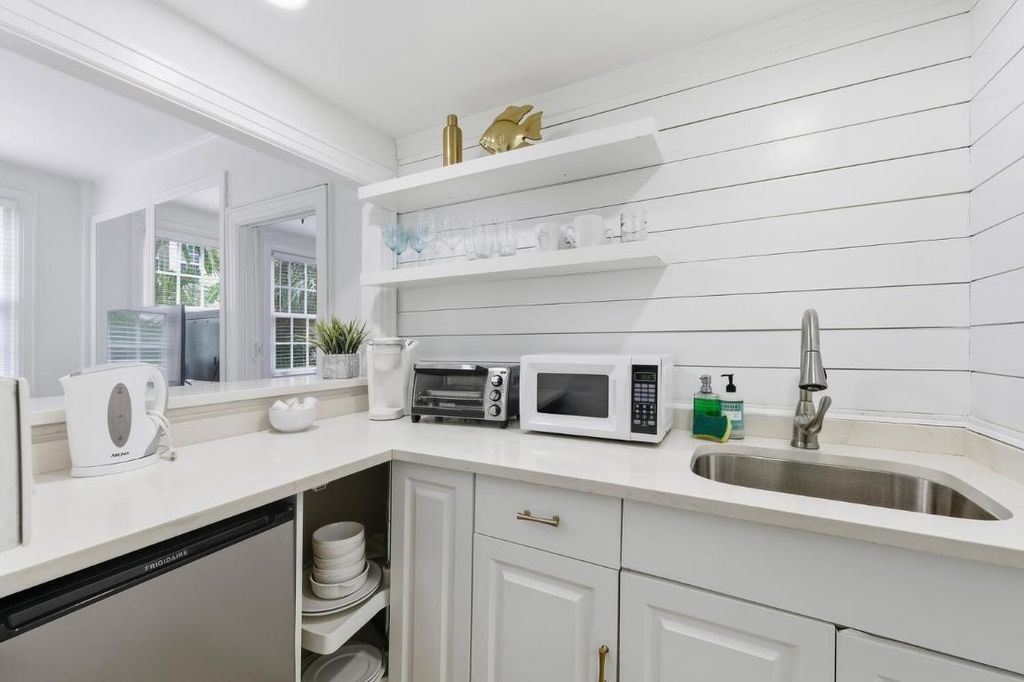 Image 5 of property listing at 235 Sunrise Avenue 2259, Palm Beach, FL 33480