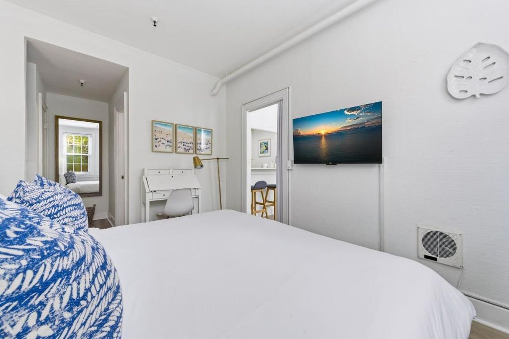 Image 9 of property listing at 235 Sunrise Avenue 2259, Palm Beach, FL 33480