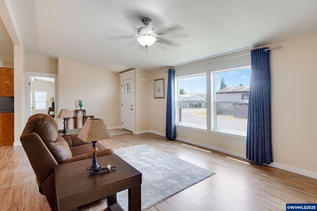 5158 Silver Lp NE, Salem, OR 97305