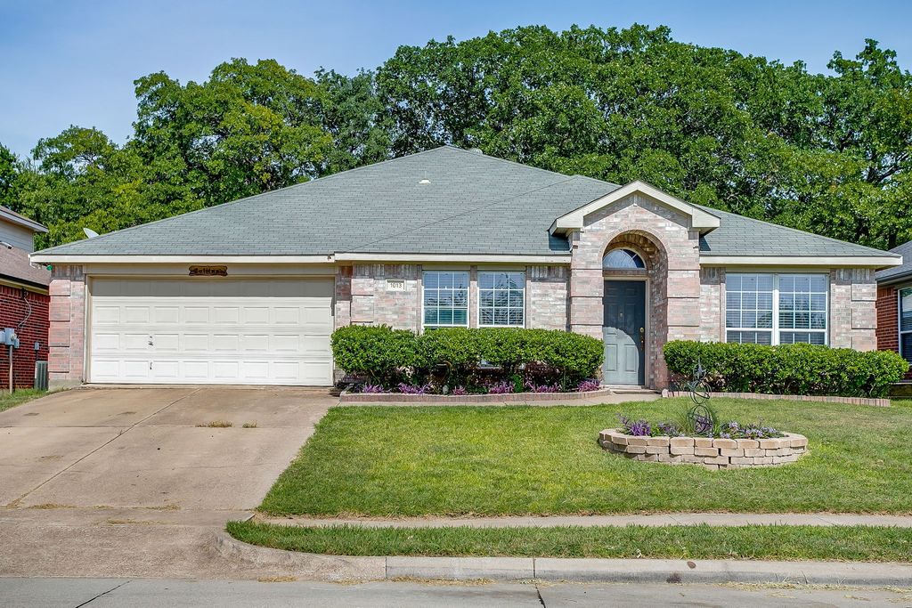1013 Hidden Lake Drive, Burleson, TX 76028