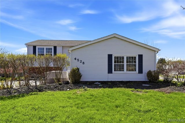 4528 Roundtree Road, Hamburg, NY 14075