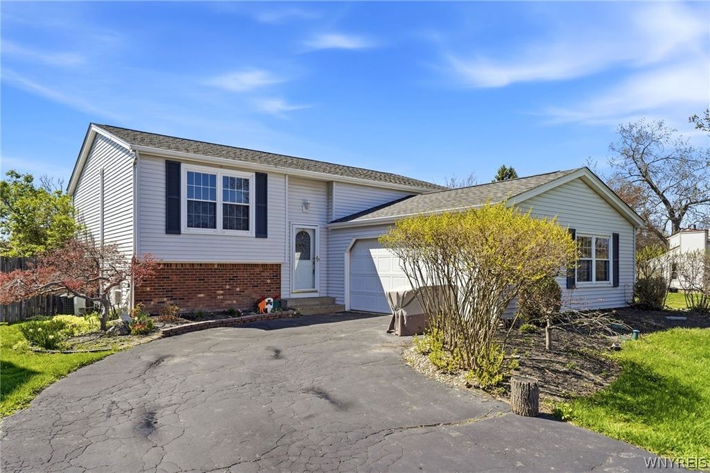 4528 Roundtree Road, Hamburg, NY 14075