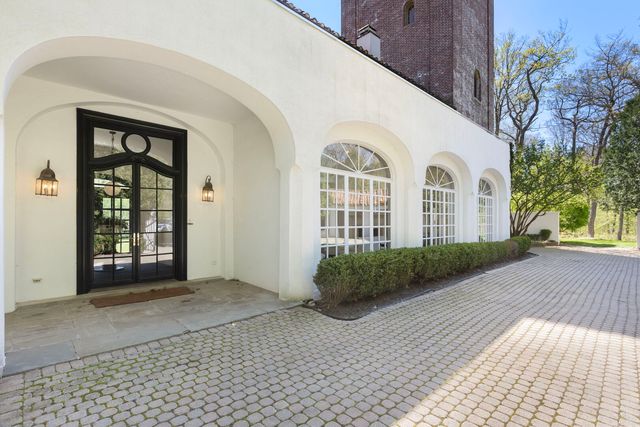 51 S Mayflower Road, Lake Forest, IL 60045