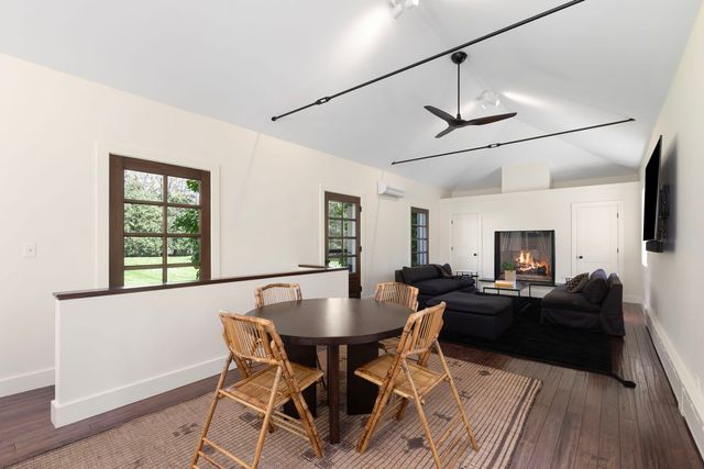 51 S Mayflower Road, Lake Forest, IL 60045
