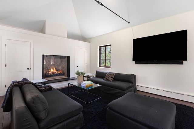 51 S Mayflower Road, Lake Forest, IL 60045