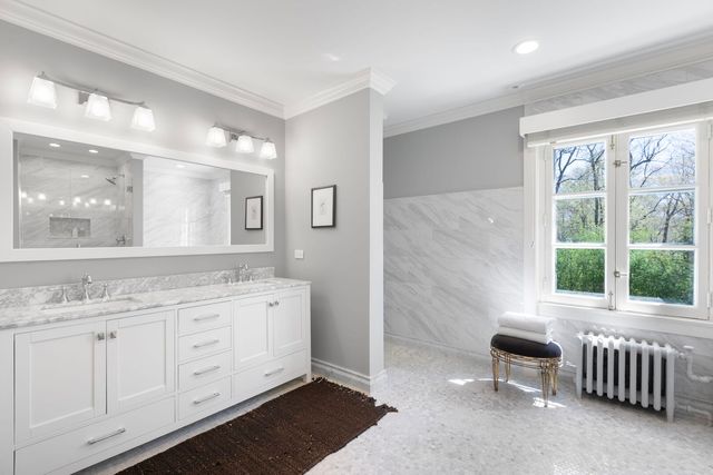 51 S Mayflower Road, Lake Forest, IL 60045