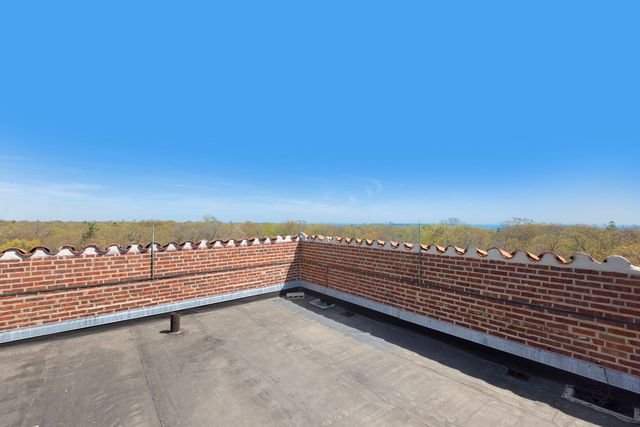 51 S Mayflower Road, Lake Forest, IL 60045