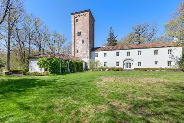 51 S Mayflower Road, Lake Forest, IL 60045