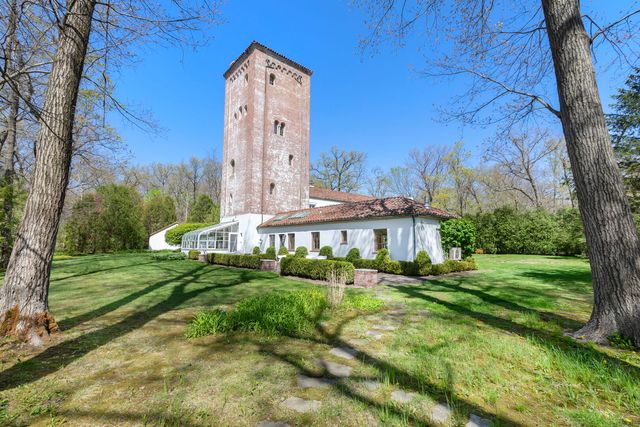 51 S Mayflower Road, Lake Forest, IL 60045