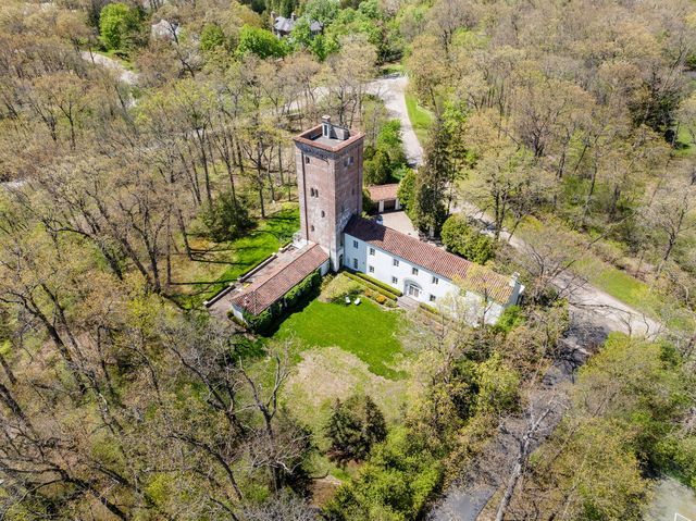 51 S Mayflower Road, Lake Forest, IL 60045