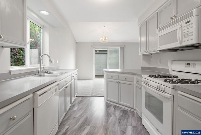 4810 Bonanza Dr NE, Salem, OR 97305