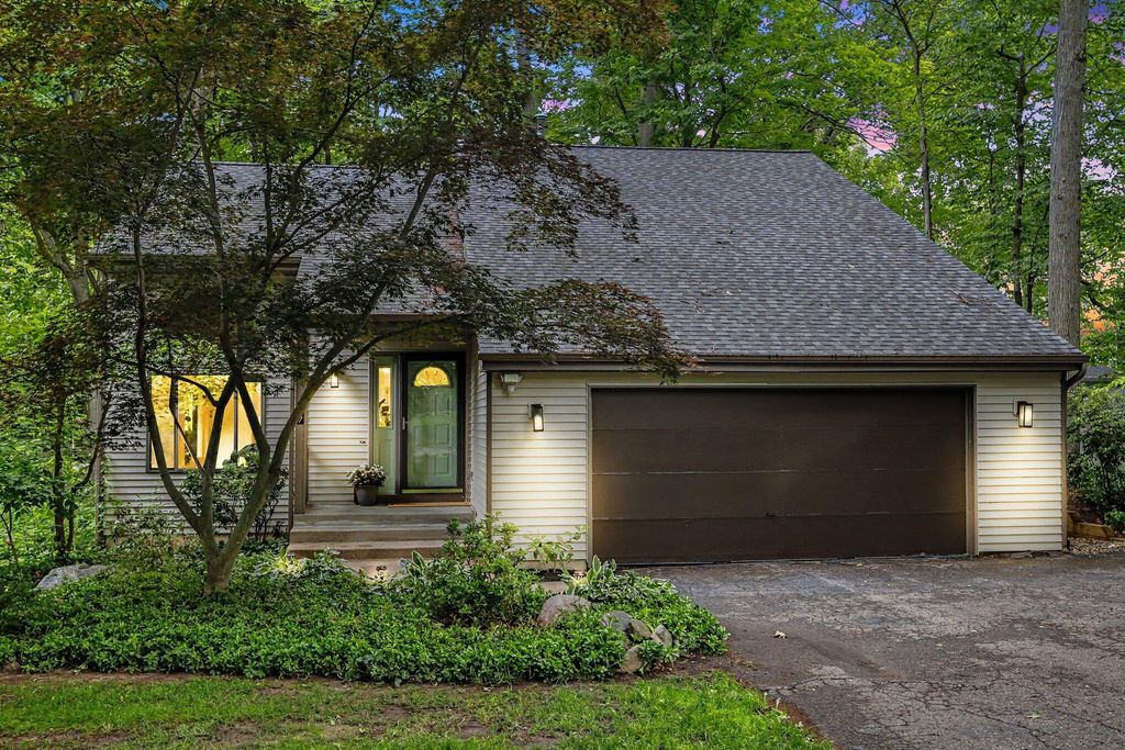 337 Horseshoe Court, Plainwell, MI 49080