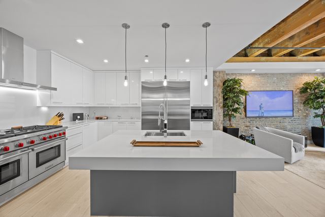 223 W LAKE Street 3N, Chicago, IL 60606
