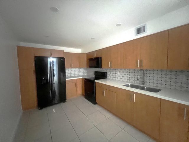 7000 NW 186th Street 4-325, Hialeah, FL 33015
