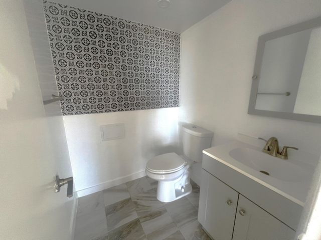 7000 NW 186th Street 4-325, Hialeah, FL 33015