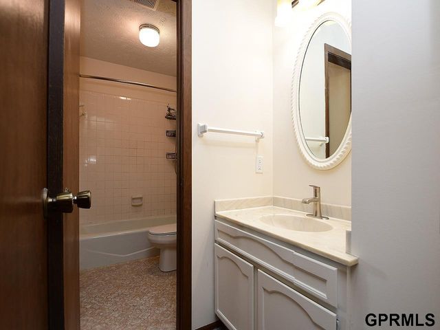 832 N 122 Court, Omaha, NE 68154