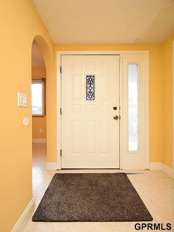 832 N 122 Court, Omaha, NE 68154