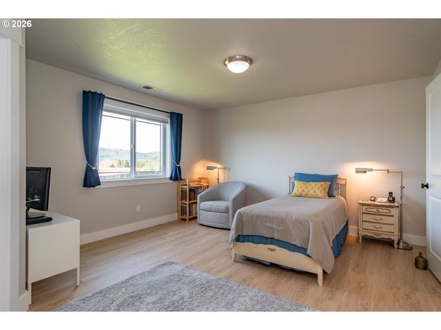 1944 Ne SUNSET LOOP Dr, Roseburg, OR 97470