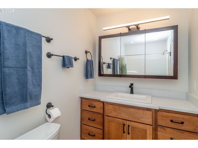 1944 Ne SUNSET LOOP Dr, Roseburg, OR 97470