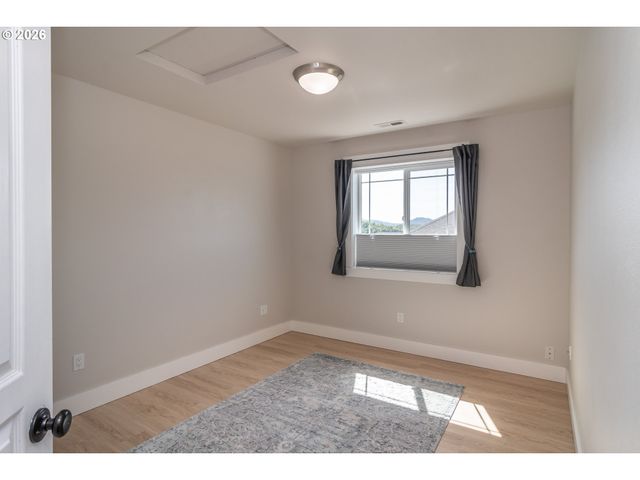 1944 Ne SUNSET LOOP Dr, Roseburg, OR 97470