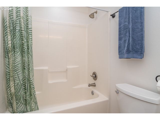 1944 Ne SUNSET LOOP Dr, Roseburg, OR 97470