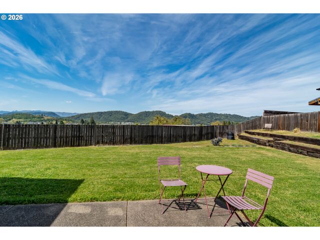 1944 Ne SUNSET LOOP Dr, Roseburg, OR 97470