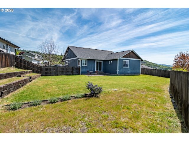 1944 Ne SUNSET LOOP Dr, Roseburg, OR 97470