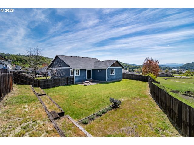 1944 Ne SUNSET LOOP Dr, Roseburg, OR 97470