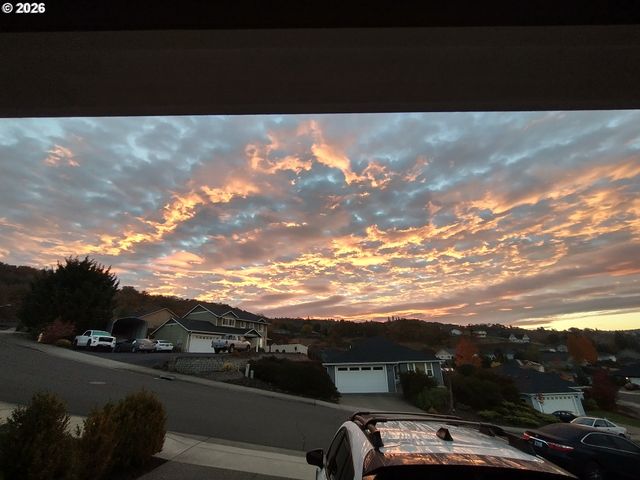 1944 Ne SUNSET LOOP Dr, Roseburg, OR 97470