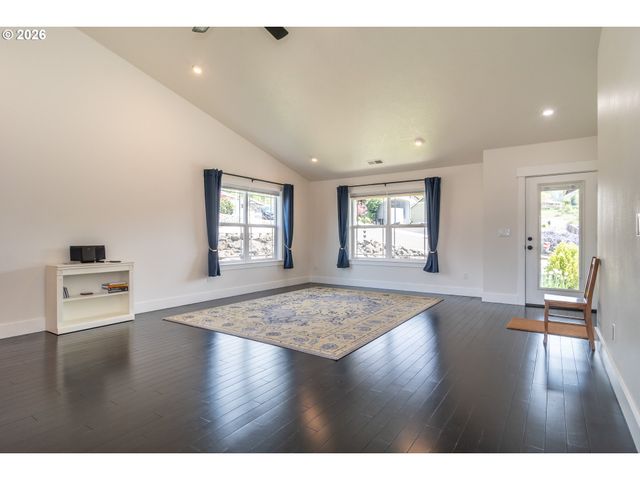 1944 Ne SUNSET LOOP Dr, Roseburg, OR 97470