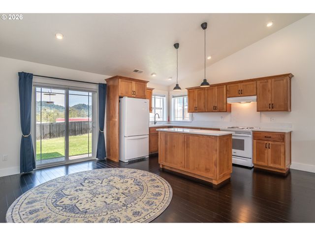 1944 Ne SUNSET LOOP Dr, Roseburg, OR 97470