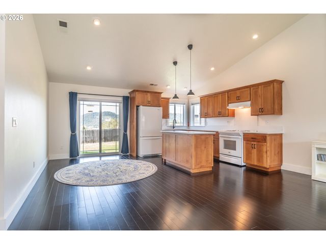 1944 Ne SUNSET LOOP Dr, Roseburg, OR 97470