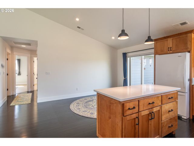 1944 Ne SUNSET LOOP Dr, Roseburg, OR 97470