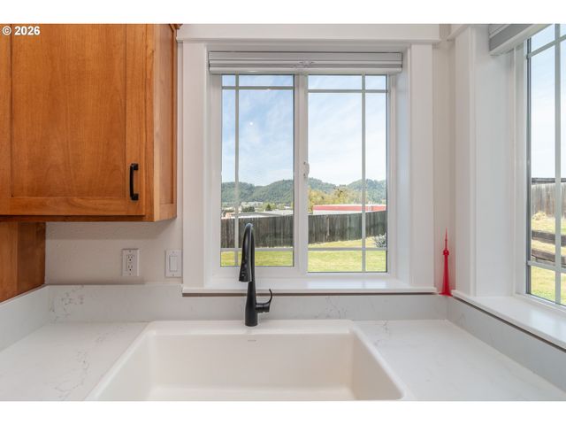 1944 Ne SUNSET LOOP Dr, Roseburg, OR 97470