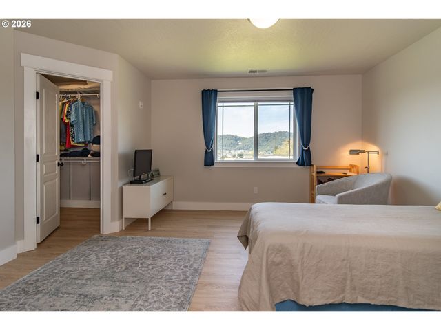 1944 Ne SUNSET LOOP Dr, Roseburg, OR 97470