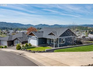 1944 Ne SUNSET LOOP Dr, Roseburg, OR 97470