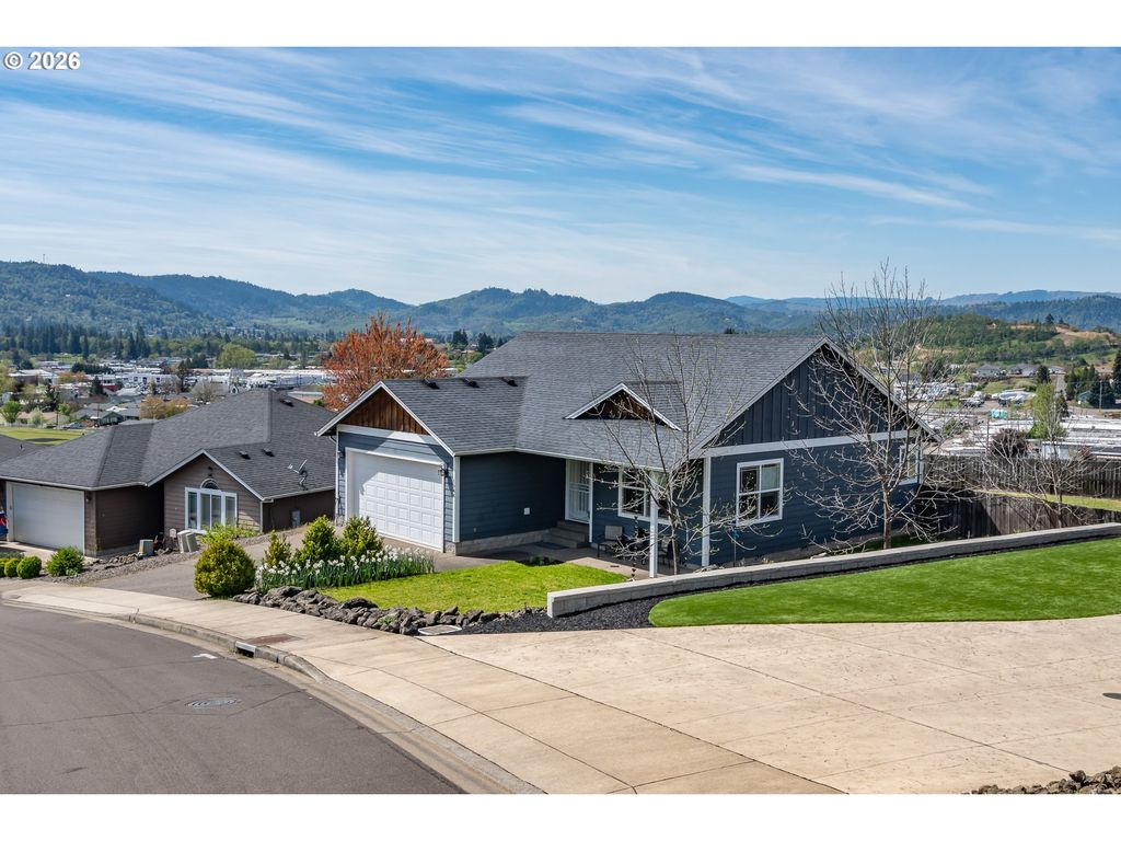 1944 Ne SUNSET LOOP Dr, Roseburg, OR 97470