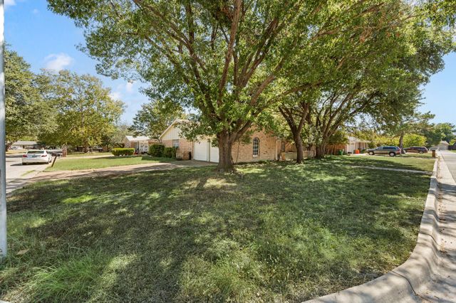 5812 Lance Court, Haltom City, TX 76148