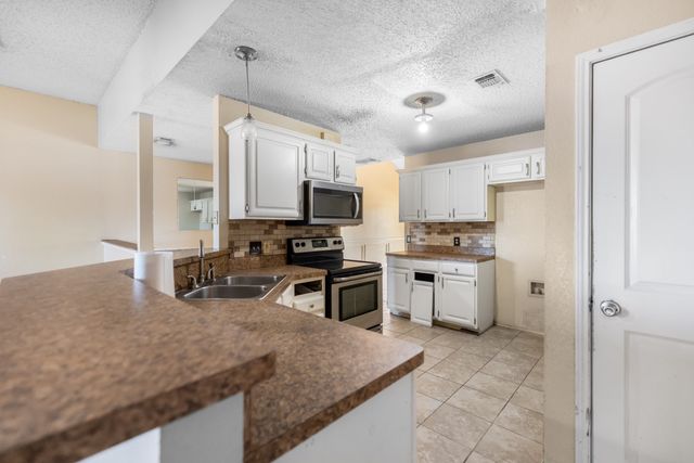 5808 Caprock Drive, Arlington, TX 76018