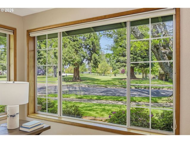 880 Spyglass Dr, Eugene, OR 97401