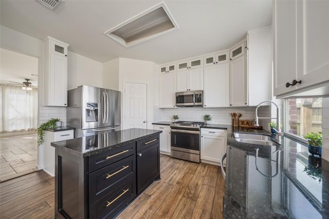 9001 Sundown Drive, Pearland, TX 77584