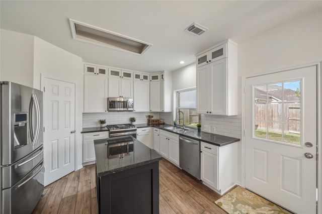 9001 Sundown Drive, Pearland, TX 77584