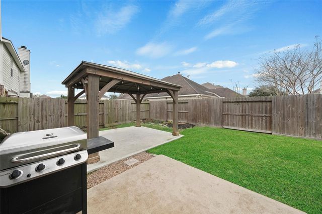 9001 Sundown Drive, Pearland, TX 77584