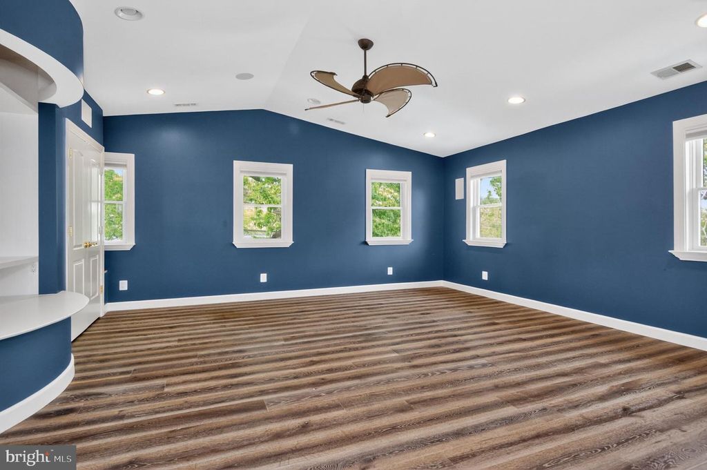 Image 19 of property listing at 416 SUDBURY RD, Linthicum Heights, MD 21090